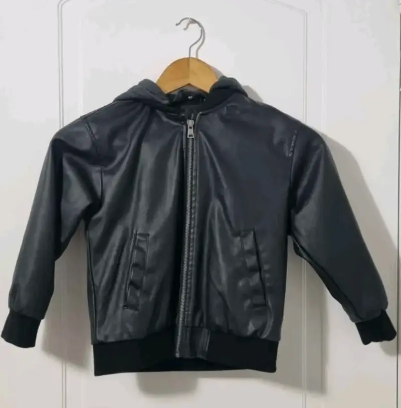 Chaqueta Zara de cuero sintético con capucha - 1