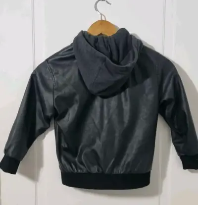 Chaqueta Zara de cuero sintético con capucha - miniatura 2