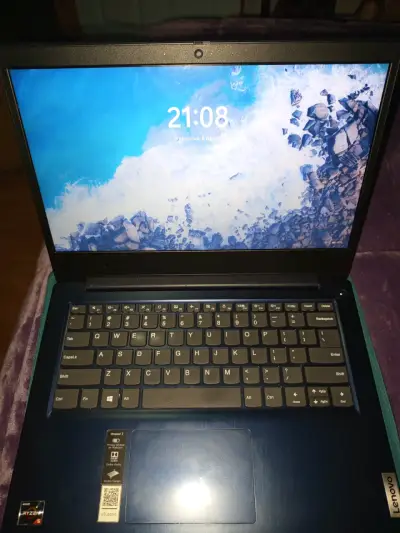 Laptop Lenovo con pantalla de 14 pulgadas - miniatura 3