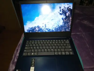 Laptop Lenovo con pantalla de 14 pulgadas - miniatura 4