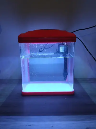 Acuario pequeño con iluminación LED y bomba - miniatura 2