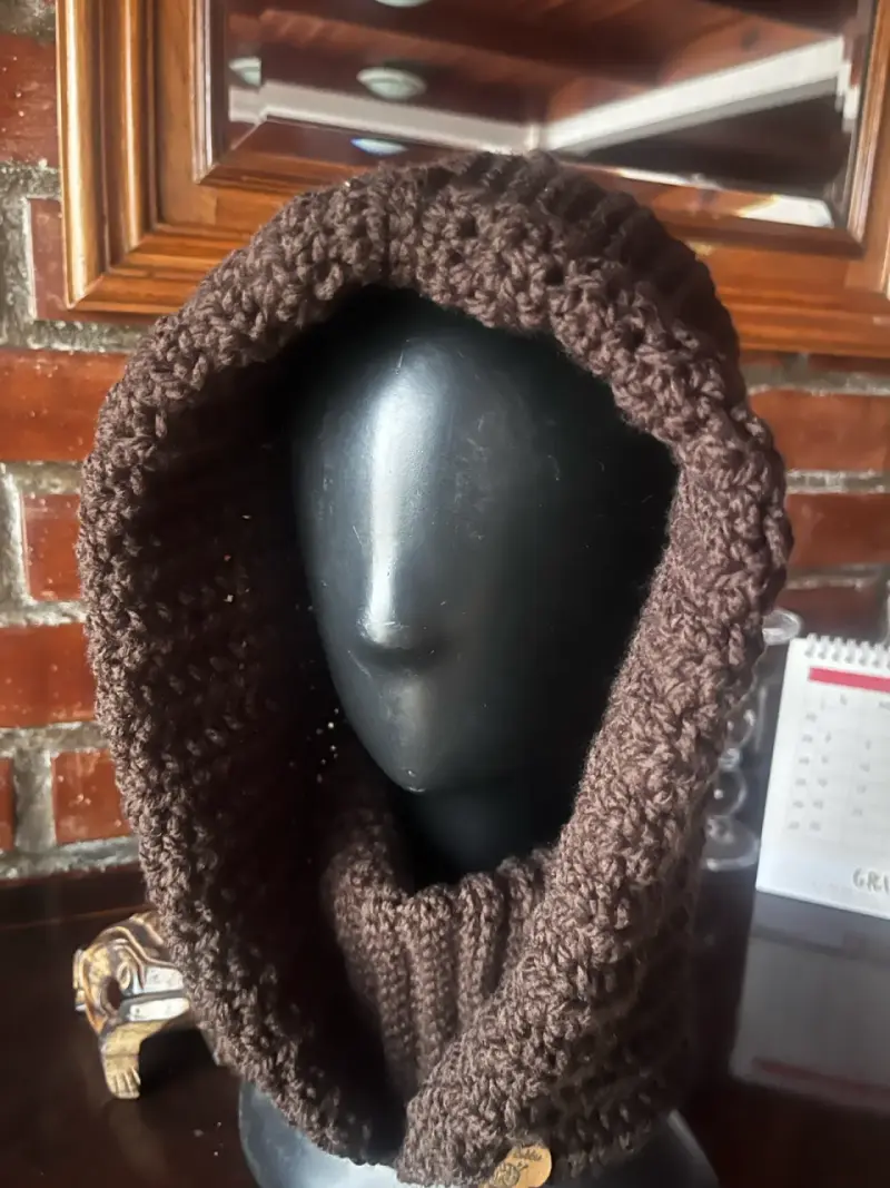 Conjunto capucuello y guantes tejidos a crochet - 2