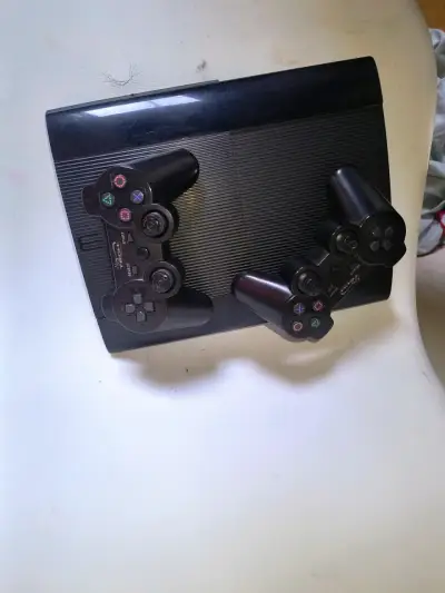 Consola PlayStation 3 con dos controles - miniatura 1