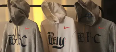 Polerones con capucha Nike grises y blanco - miniatura 3