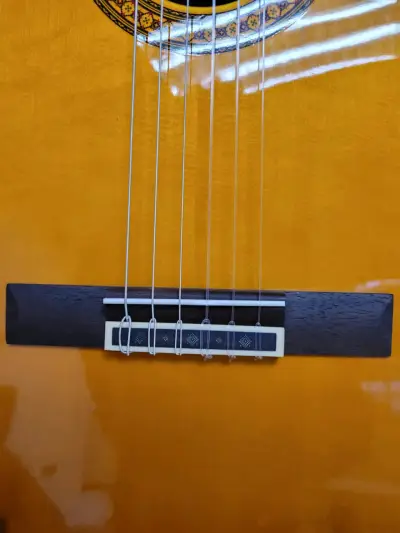 Guitarra clásica Yamaha C80 en buen estado - miniatura 2