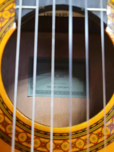 Guitarra clásica Yamaha C80 en buen estado - miniatura 3