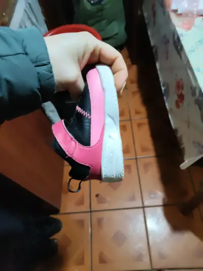 Zapatillas deportivas para niños negras y rosadas - miniatura 1