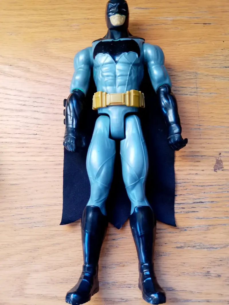 Figura de acción Batman con capa