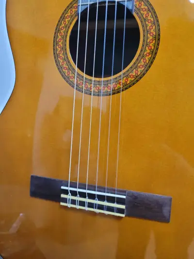Guitarra clásica Yamaha C40 Nueva - miniatura 2
