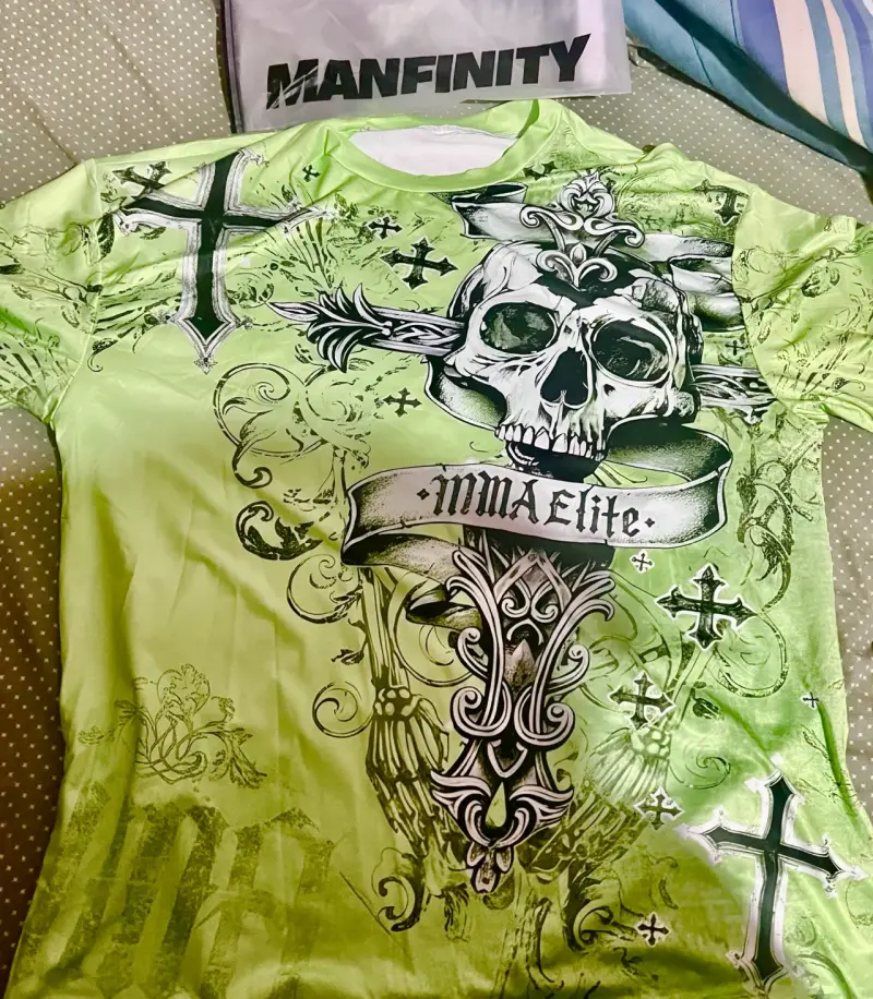 Polera verde con diseño de calavera y2k - 1