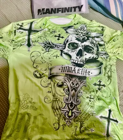 Polera verde con diseño de calavera y2k - miniatura 1