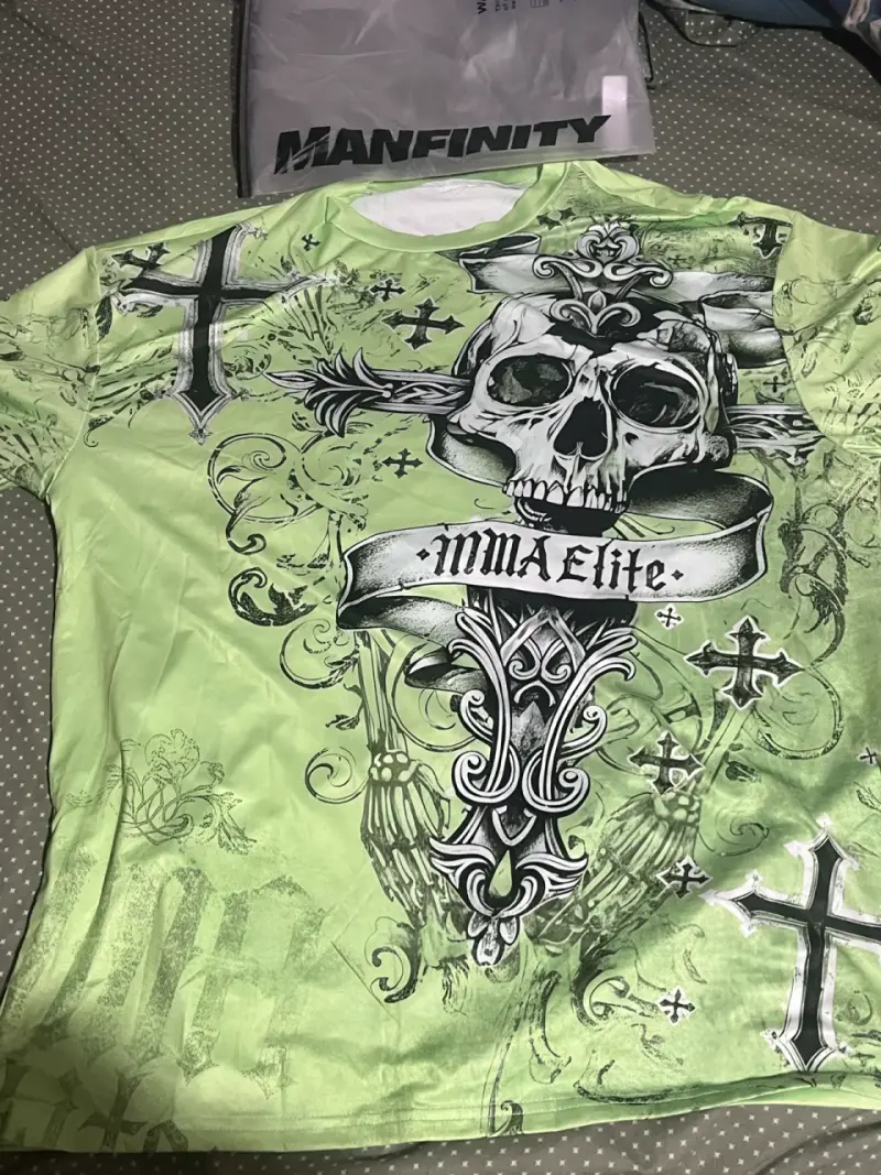Polera verde con diseño de calavera y2k - 2