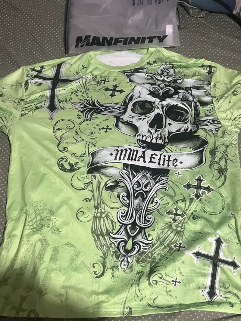 Polera verde con diseño de calavera y2k - 3