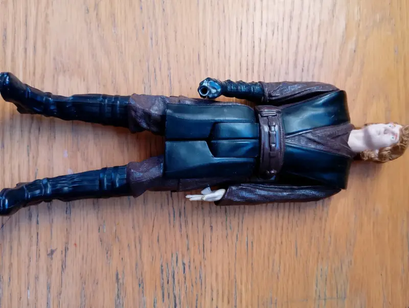 Figura de acción de personaje de película - 1
