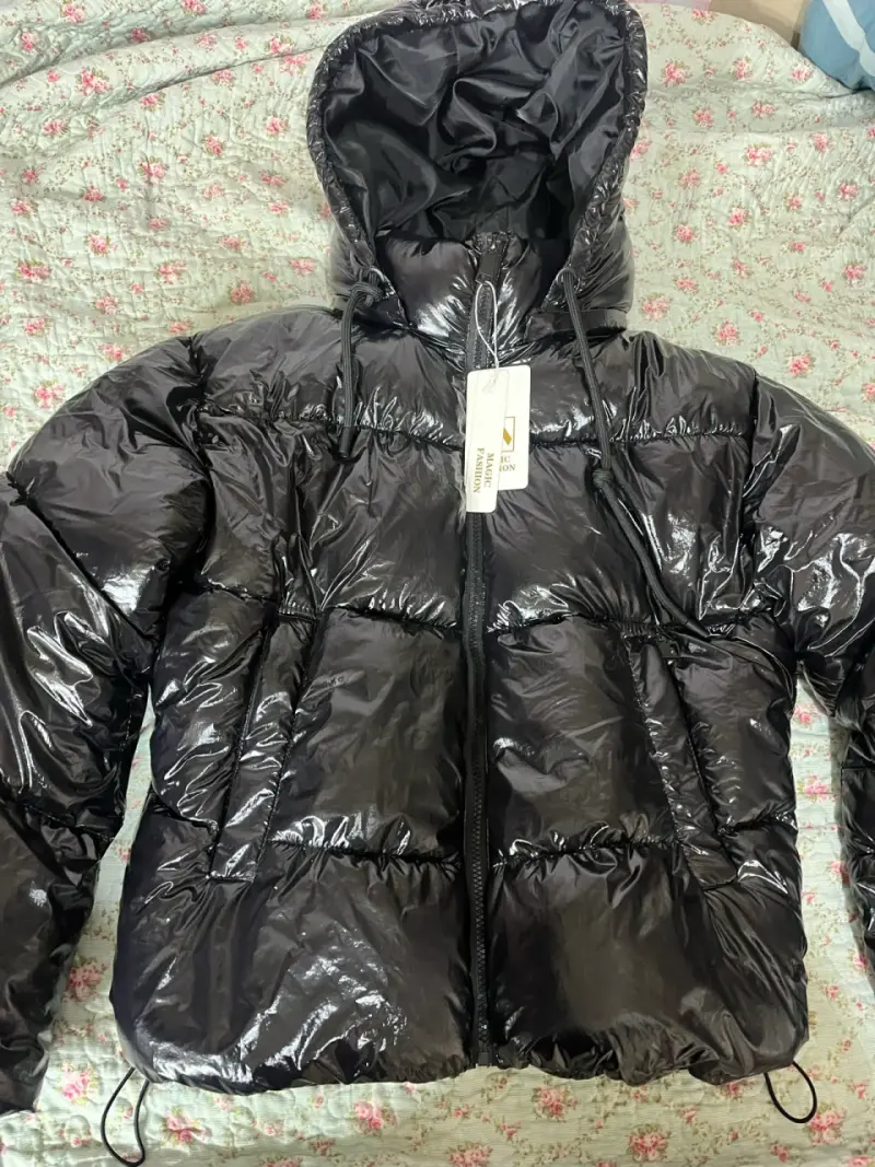 Chaqueta acolchada negra con capucha
