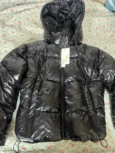 Chaqueta acolchada negra con capucha - miniatura 1