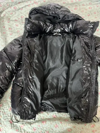 Chaqueta acolchada negra con capucha - miniatura 2