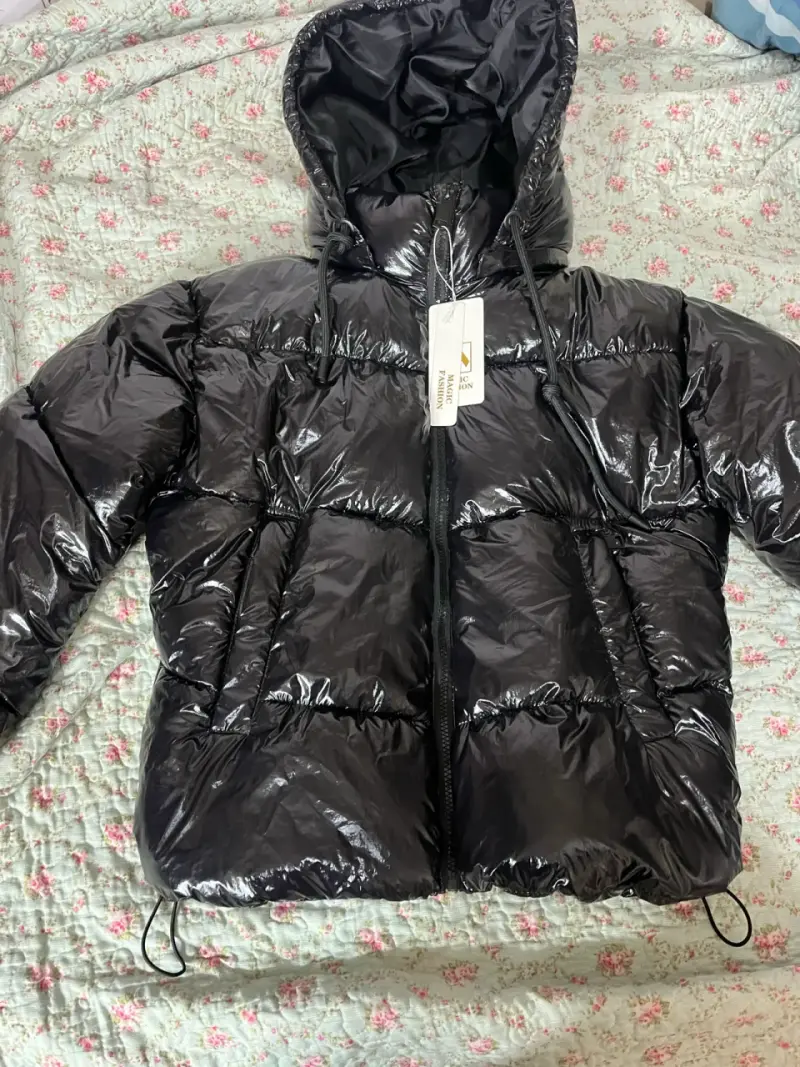 Chaqueta acolchada negra con capucha - 4
