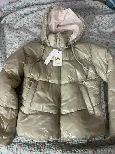 Chaqueta acolchada beige con capucha - miniatura 1