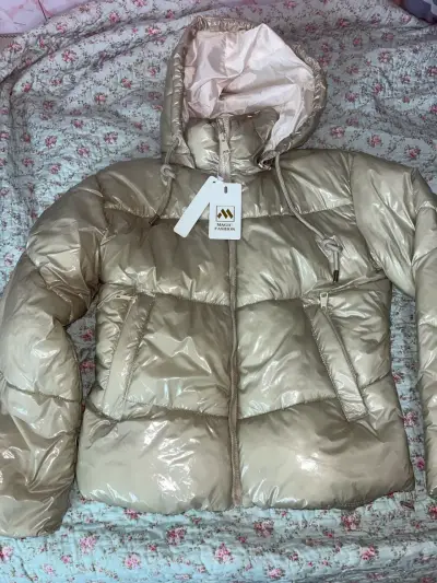 Chaqueta acolchada beige con capucha - miniatura 2