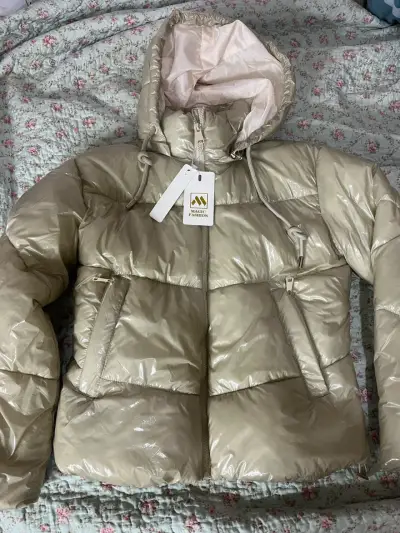 Chaqueta acolchada beige con capucha - miniatura 3