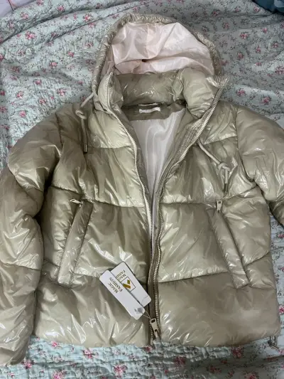 Chaqueta acolchada beige con capucha - miniatura 4