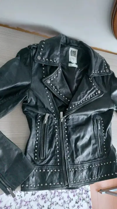 Chaqueta de cuero negra con tachas para mujer - miniatura 1
