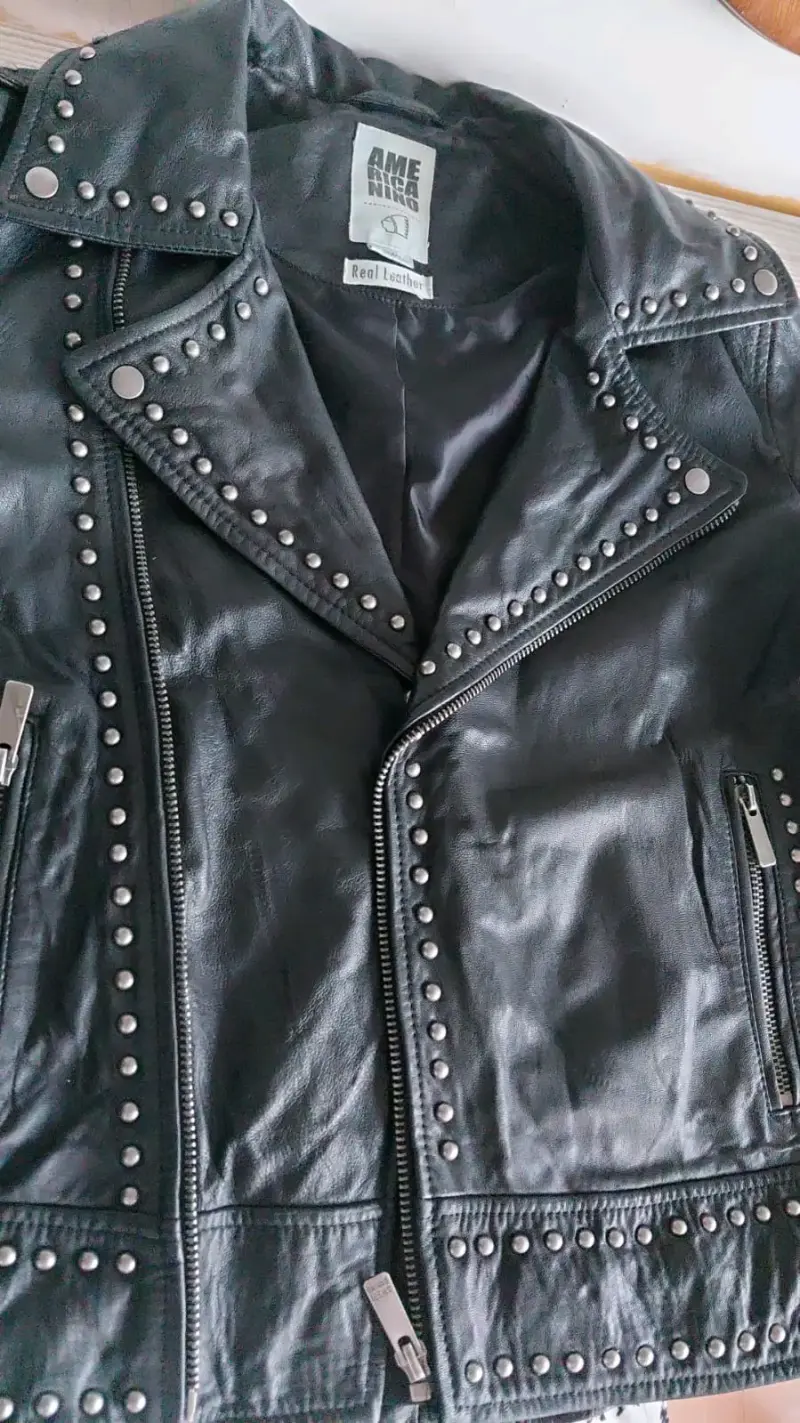 Chaqueta de cuero negra con tachas para mujer - 2