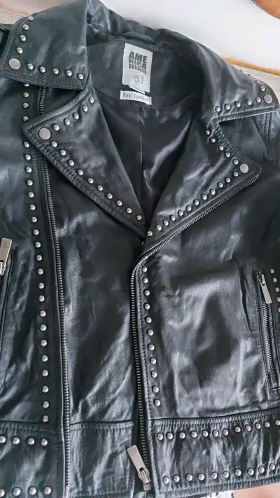 Chaqueta de cuero negra con tachas para mujer - miniatura 2
