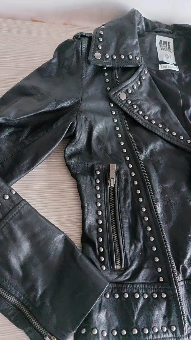 Chaqueta de cuero negra con tachas para mujer - 4