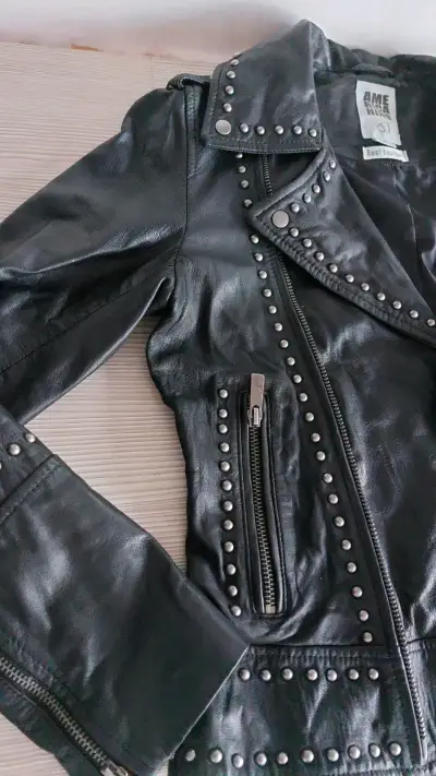 Chaqueta de cuero negra con tachas para mujer - miniatura 4