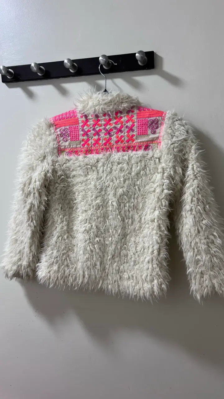 Chaqueta peluche blanca para niña con bordado co - 2