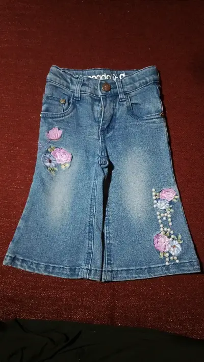 Jeans de niña con bordado floral - miniatura 1
