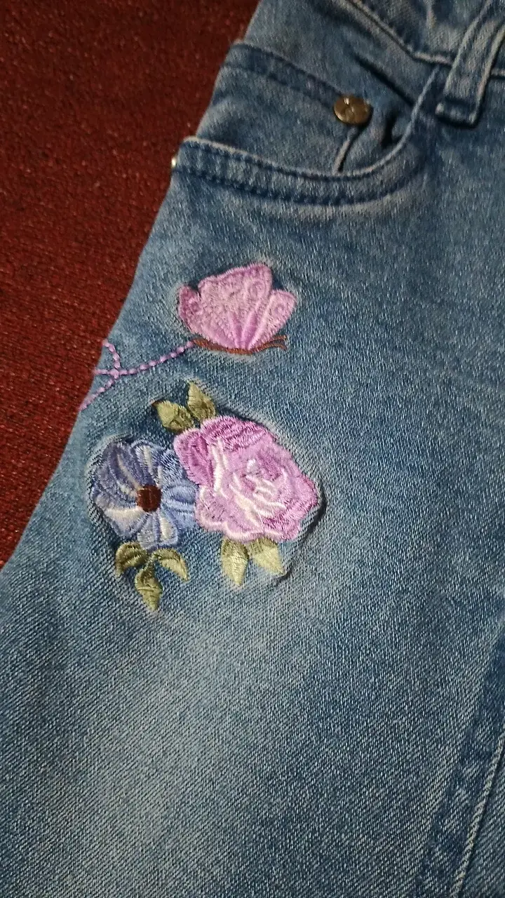 Jeans de niña con bordado floral - 3