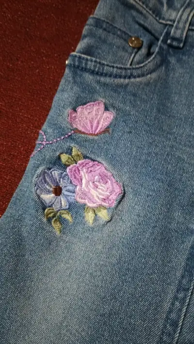 Jeans de niña con bordado floral - miniatura 3