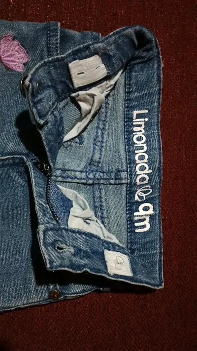 Jeans de niña con bordado floral - miniatura 4