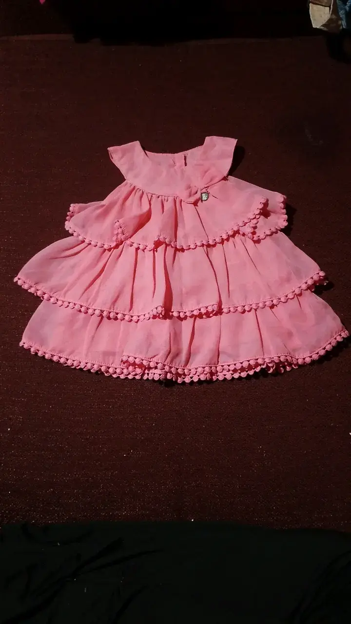 Vestido rosado para niña con volantes