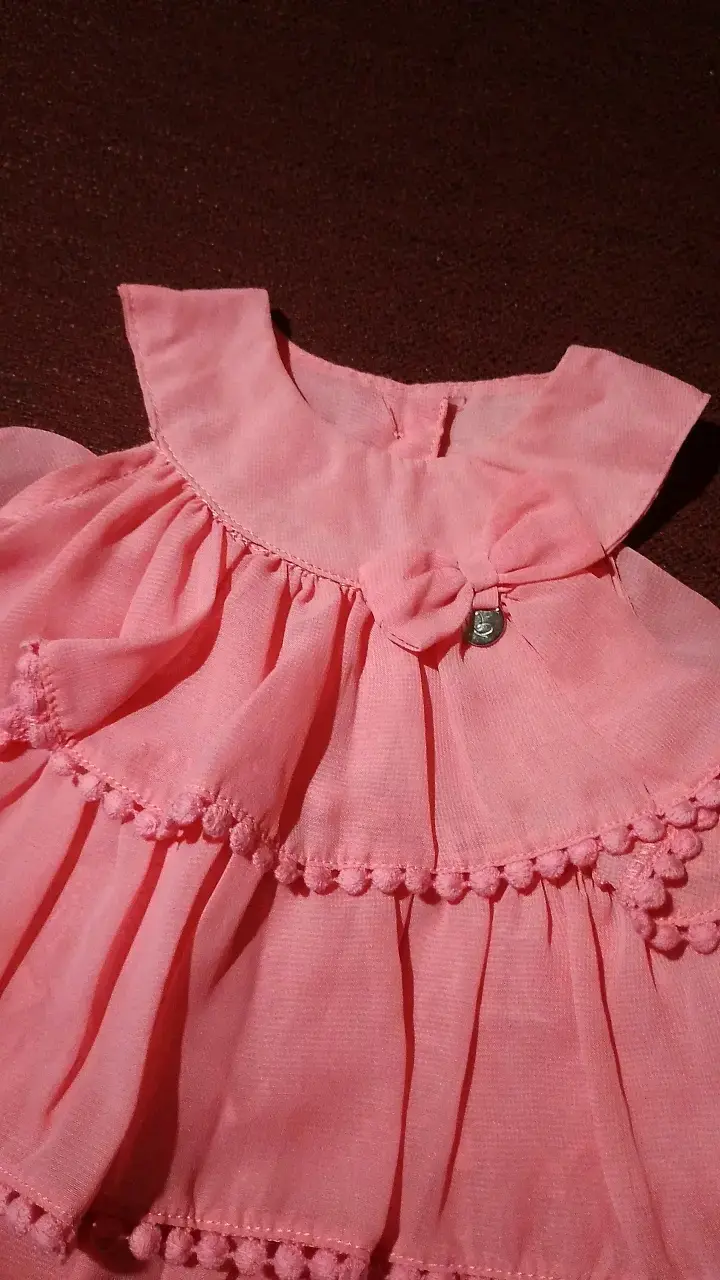 Vestido rosado para niña con volantes - 2