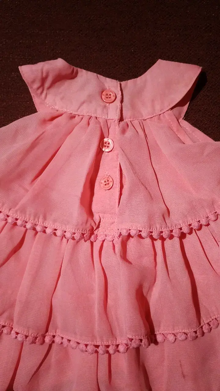 Vestido rosado para niña con volantes - 4