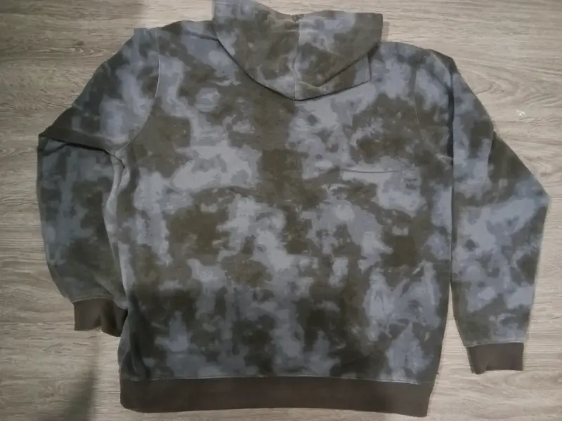 Polerón con capucha camuflado gris y negro - 2