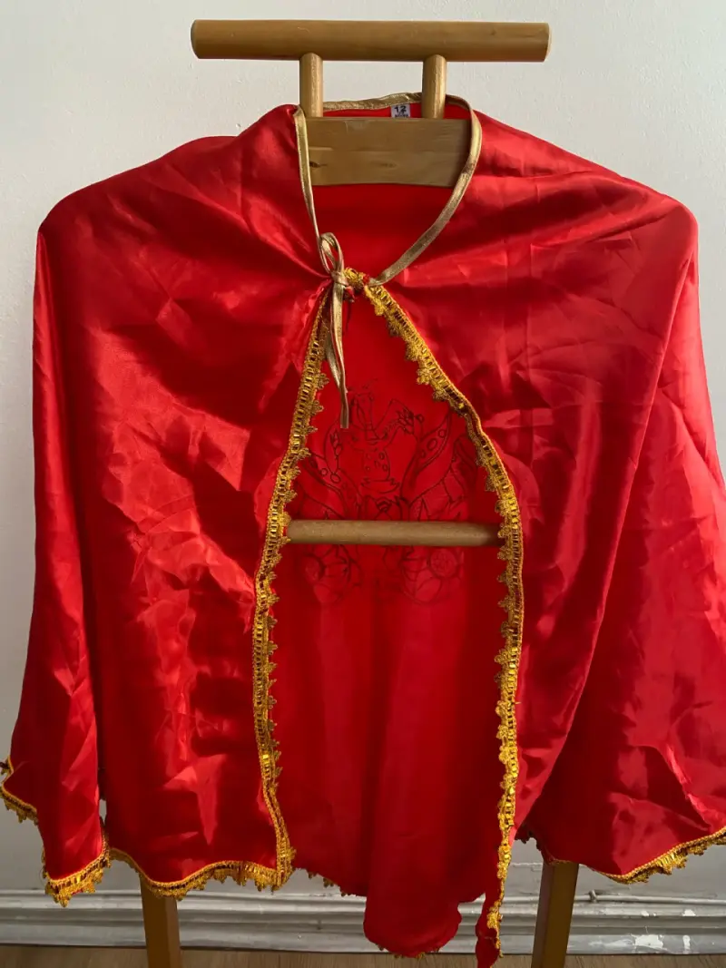 Capa roja con bordes dorados para disfraz - 1