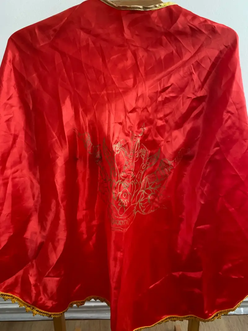 Capa roja con bordes dorados para disfraz - 2
