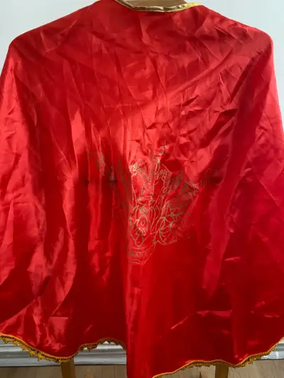 Capa roja con bordes dorados para disfraz - miniatura 2