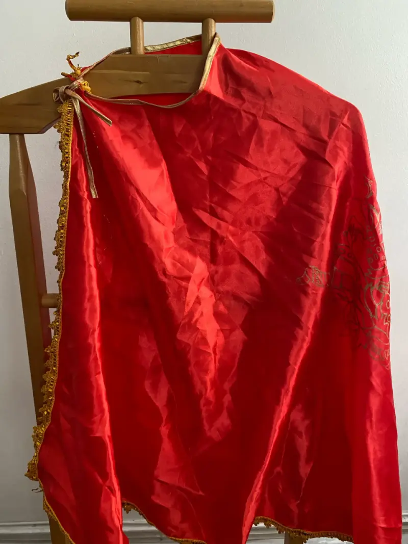 Capa roja con bordes dorados para disfraz - 3