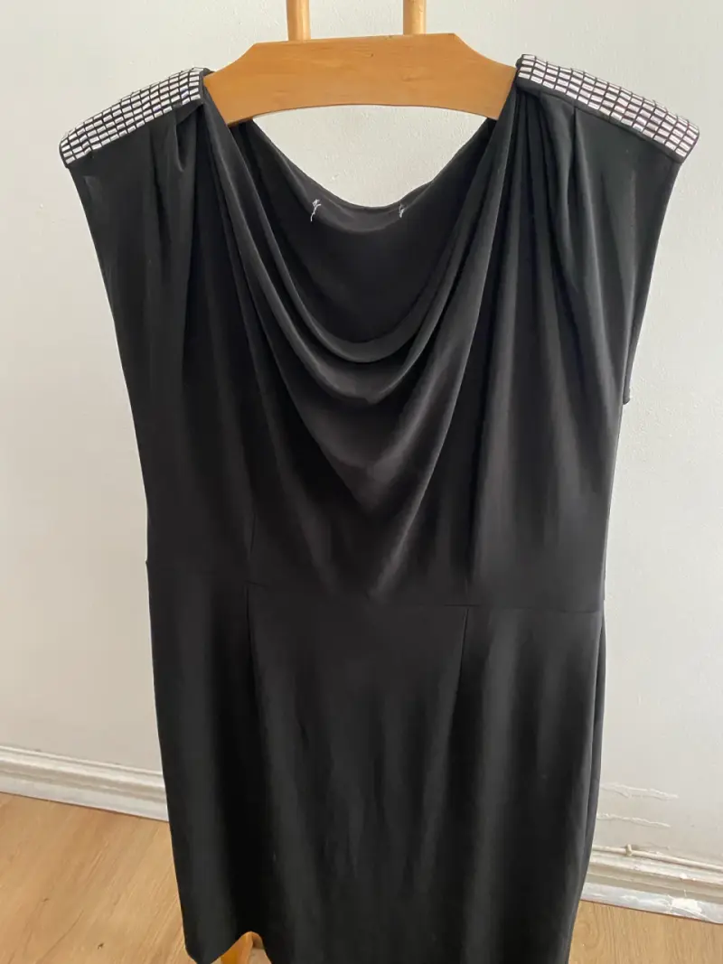 Vestido negro con detalles brillantes en los hombros - 1