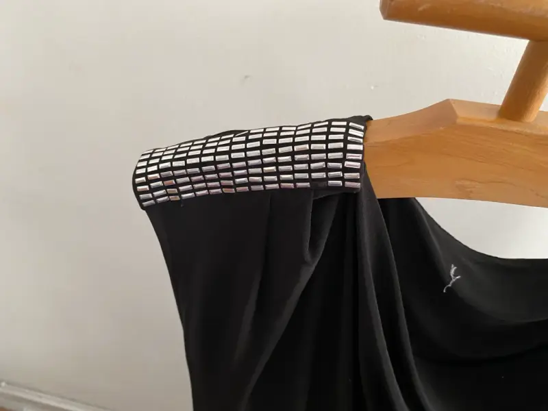 Vestido negro con detalles brillantes en los hombros - 2