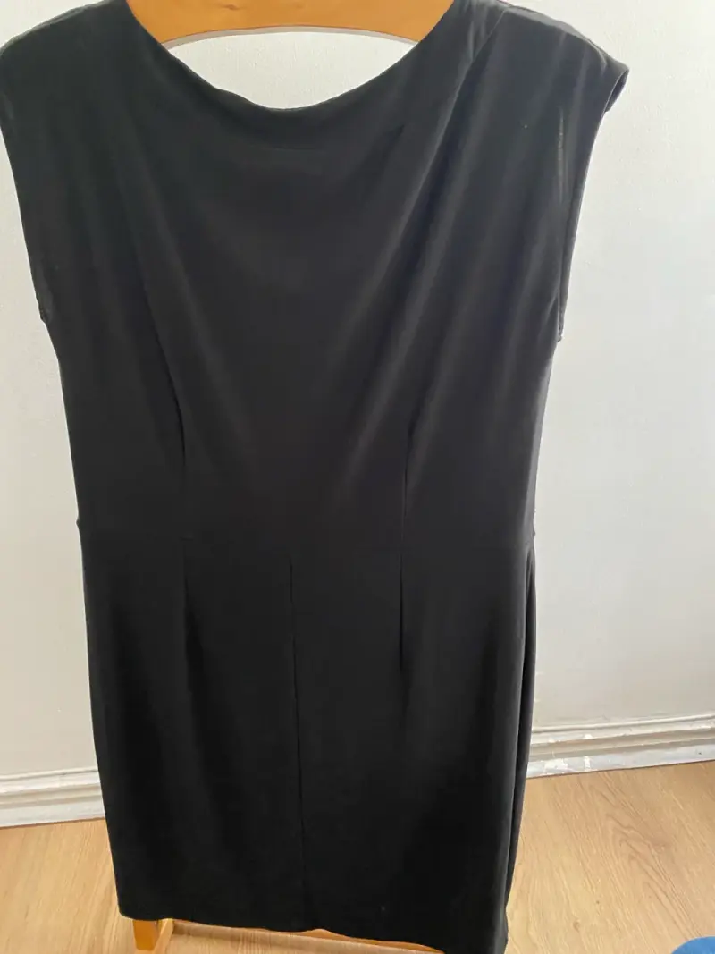 Vestido negro con detalles brillantes en los hombros - 3
