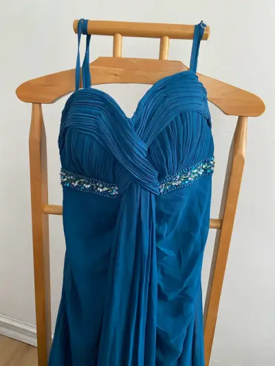 Vestido de noche azul con detalles brillantes - miniatura 1