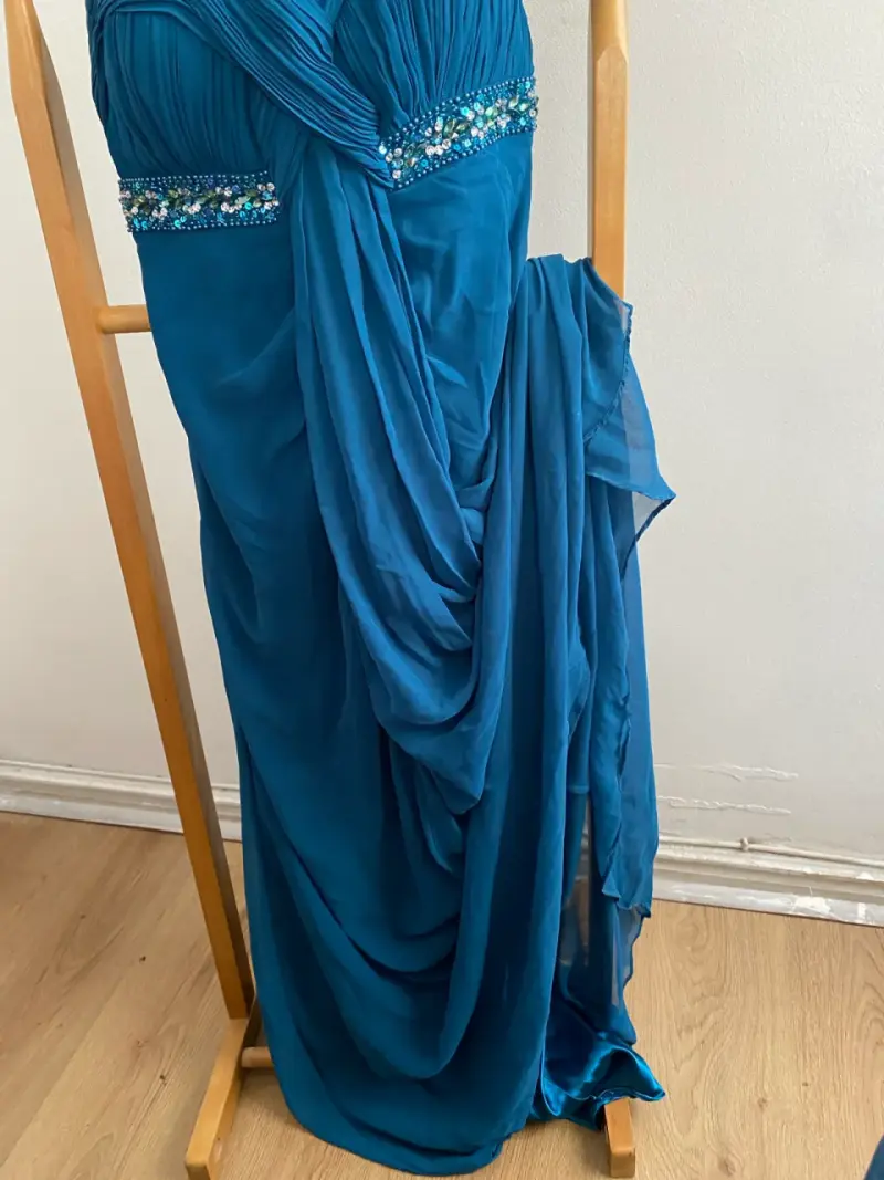 Vestido de noche azul con detalles brillantes - 2