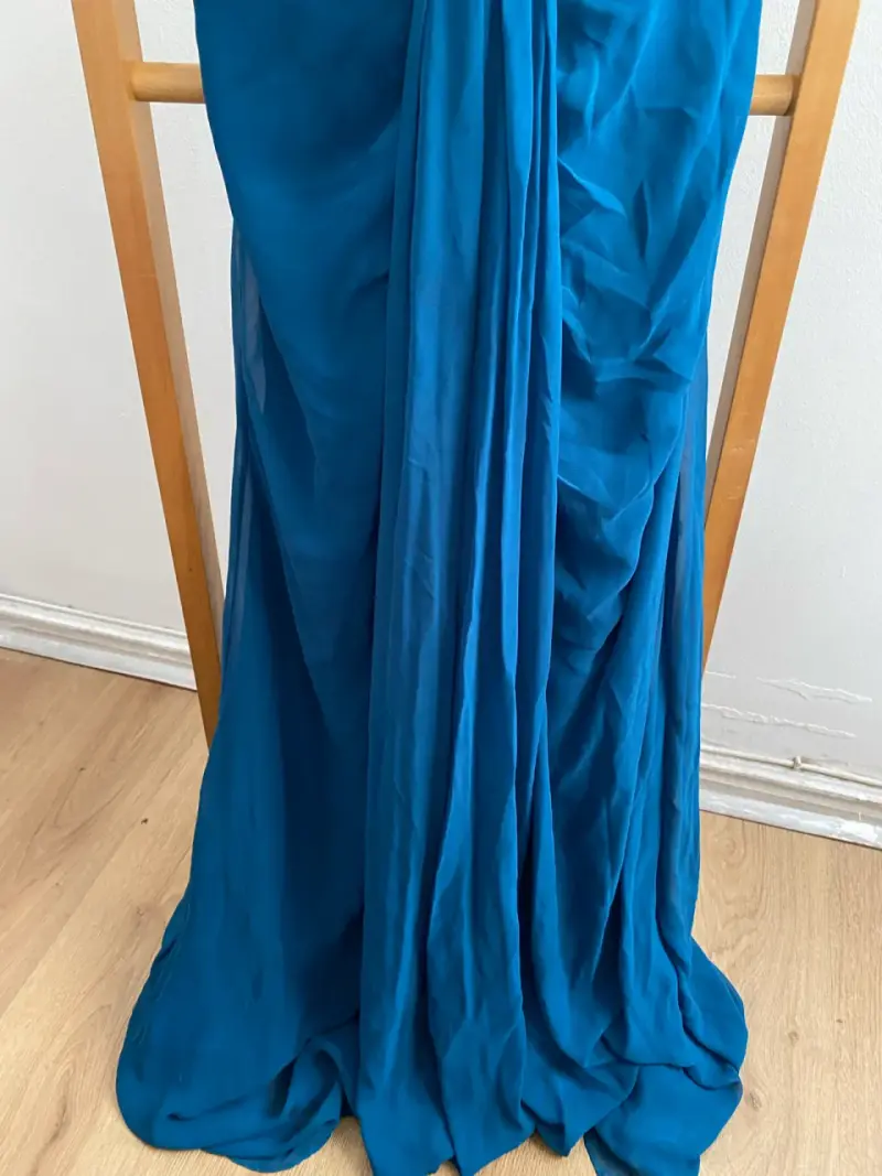 Vestido de noche azul con detalles brillantes - 3